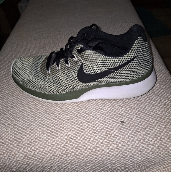 A pair of Nike tanjun racers. They are womens size 6.5. EUC - Picture 2 of 13